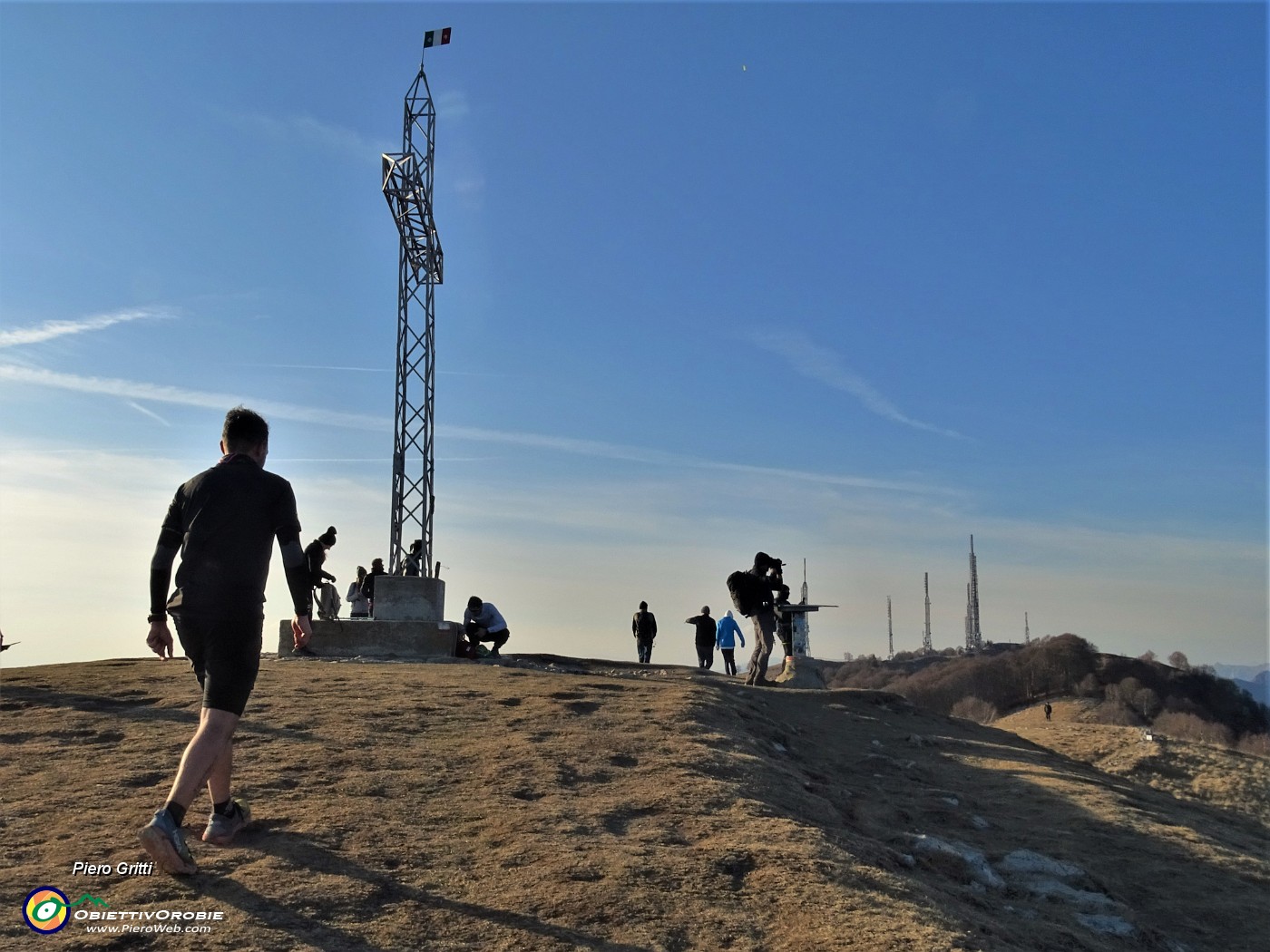 46 In arrivo alla croce di vetta del Linzone (1392 m).JPG